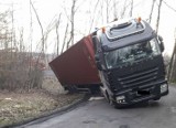 Lanckorona. Ciężarówka wpadła do rowu i zablokowała drogę