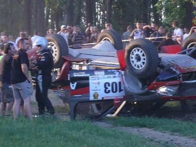 Węgierska załoga Erik Korda i Peter Czegledi dachowała podczas prologu rajdu "Baja Carpathia&#8221;