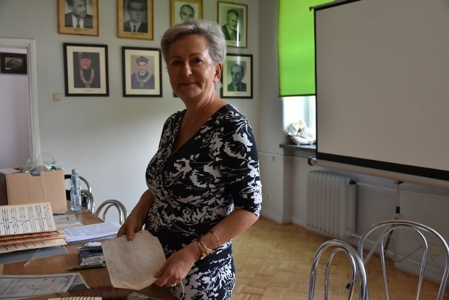 Prof. Katarzyna Grabowska z jednym z prototypów tekstylnej ładowarki. Jeszcze nie mają formy ubrań.
