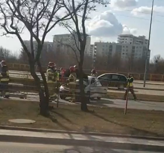 Białystok. Wypadek na Trasie Generalskiej na ul. Andersa. Zderzenie trzech pojazdów. Droga zablokowana [ZDJĘCIA]