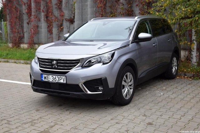 Peugeot 5008 1.6 BlueHDi ActiveNa początku października 2016 roku podczas międzynarodowych targów motoryzacyjnych Paris Motor Show francuska marka Peugeot zaprezentowała całkowicie odmieniony, nowy model 5008. Diametralnie inny, nie jest już typowym minivanem lecz stał się dużych rozmiarów crossoverem klasy średniej.fot. Robert Kulczyk / Info-Ekspert (http://www.info-ekspert.pl)