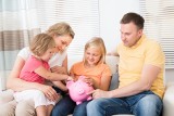 Jak uratować domowy budżet? Sprawdź, jak Polacy radzą sobie z drożyzną. Zobacz, na czym oszczędzamy i w co inwestujemy zaskórniaki