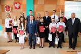 Laureaci i finaliści konkursów przedmiotowych ze Staszowa nagrodzeni przez burmistrza
