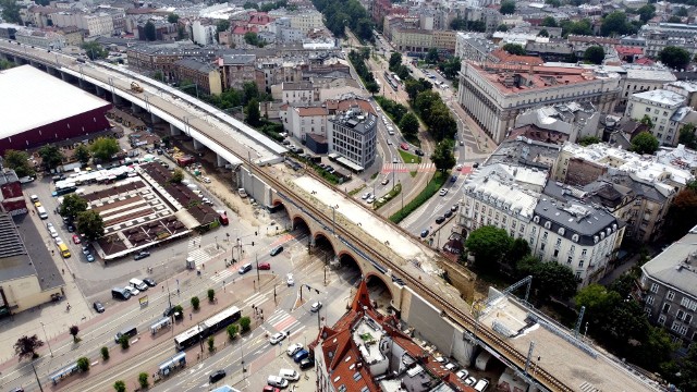 Estakady budowane są w miejscu nasypu kolejowego, pomiędzy ul. Kopernika a ul. Miodową