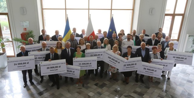 W Śląskim Urzędzie Marszałkowskim odbyło się uroczyste wręczenie czeków sołtysom sołectw, którym przyznano dofinansowania.