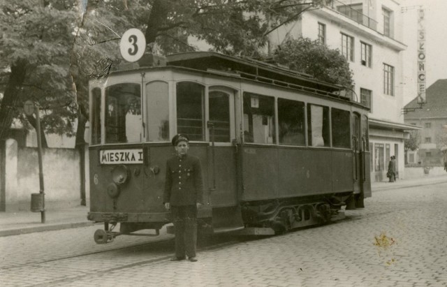 W 1947 r. uruchomiono pierwsze po wojnie połączenia tramwajowe (na zdjęciu poglądowy tramwaj na ul. Chrobrego).