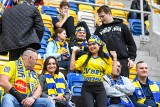 Zachwycające fanki na meczach Arki Gdynia! Kibicują i imponują kobiecym wdziękiem. Żółto-niebieskim inne kluby mogą pozazdrościć fanek