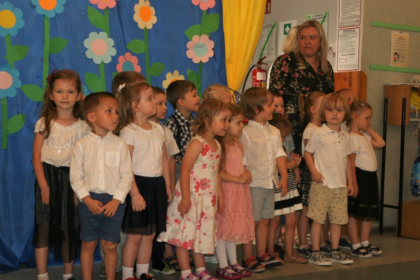 Pasowanie na przedszkolaka w MP3 w Ostrowi Mazowieckiej. Trzylatki złożyły uroczyste ślubowanie 23.06.2021. Zdjęcia