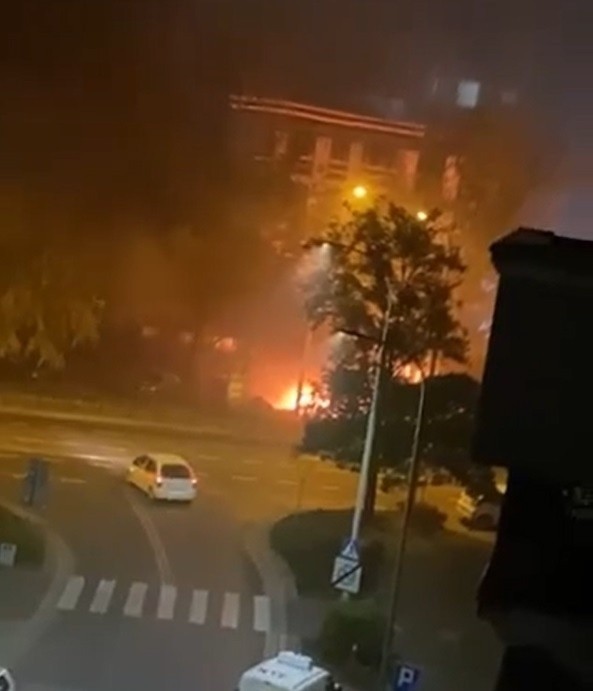 Pożar na placu budowy we Wrocławiu przy ul. Jedności Narodowej. Doszło do eksplozji, dwa auta spłonęły doszczętnie