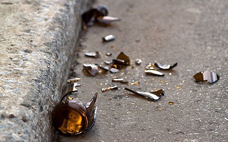 Nastolatkowie zaatakowali 25-latka butelką po piwie.