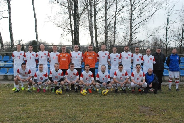 Kamienna Brody. Górny rząd, od lewej: Kamil Wochniak, Krzysztof Świątek, Szczepan Dziewięcki, Grzegorz Zięba, Przemysław Dwojak, Tomasz Dymanowski, Damian Bidziński, Paweł Sado, Piotr Jedlikowski, Radosław Kardas, Jakub Praga, Dawid Soboń, prezes klubu Mirosław Świrta, trener Marcin Wróbel. Dolny rząd, od lewej: Łukasz Gruszczyński, Kamil Wojtan, Kacper Kozera, Mateusz Mąka, Piotr Frańczak, Jakub Dąbrowski, Hubert Czerpak, Adam Celary, kierownik drużyny Mirosław Piątek Kamienna to główny kandydat do awansu