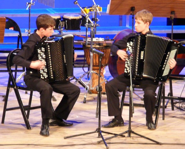 Piotr i Paweł Żuławscy wykonali na akordeonie "Polkę z igły&#8221;.