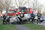 Bydgoszcz: wypadek na ul. Grunwaldzkiej. Kierowca zasnął za kierownicą. Auto dachowało. Kierujący trafił do szpitala