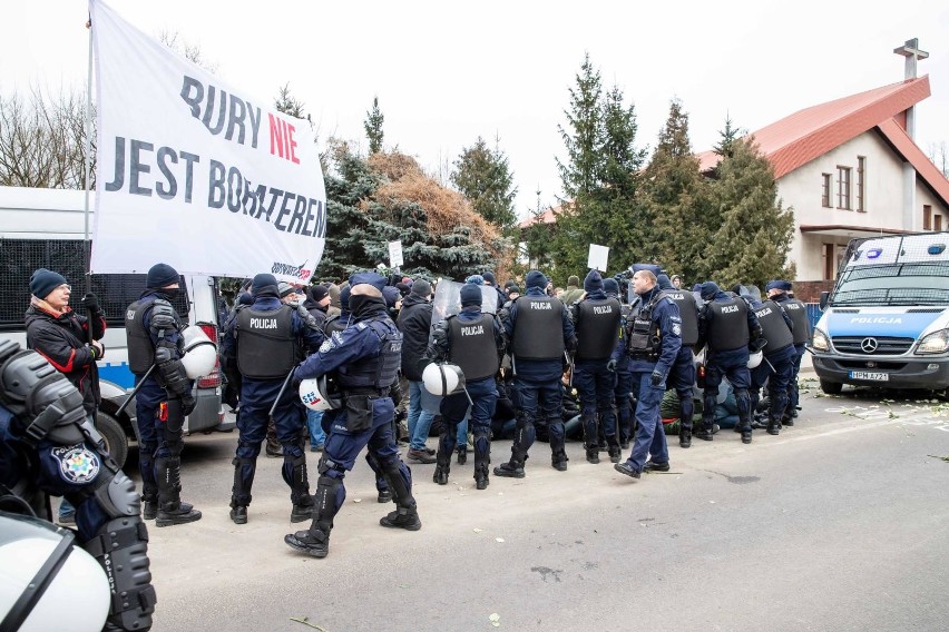 Hajnowski Marsz Żołnierzy Wyklętych kontra protest "białych róż" - jest wyrok. Sąd odwoławczy prawomocnie uniewinnił cztery osoby