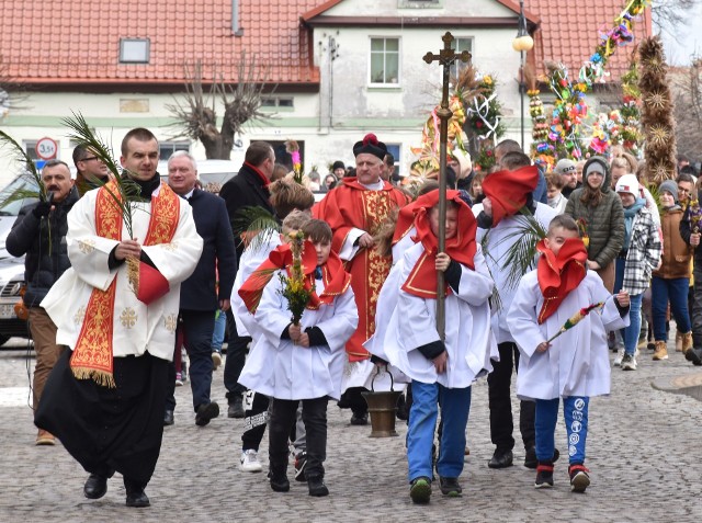 W Nowym Stawie wierni przeszli z palmami z rynku Pułaskiego do kościoła św. Mateusza Apostoła.