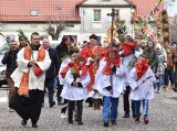 Procesja Niedzieli Palmowej w Nowym Stawie (pow. malborski) z okazałymi palmami. Mieszkańcy kultywują wielkanocną tradycję. ZDJĘCIA