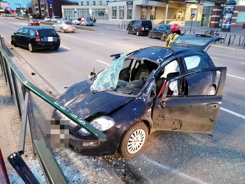 Zderzenie samochodów przy PKP w Gdańsku 22.03.2021. Jedno z...