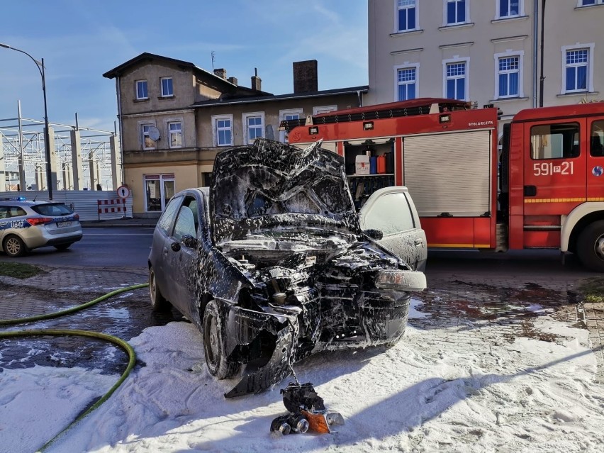 Wypadek w Szamotułach. Samochód uderzył w sklep