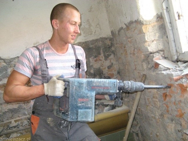 - Zbijamy już stare tynki - mówi Jacek Szymczak z gorzowskiej firmy, która przebudowuje byłe koszary na mieszkania socjalne