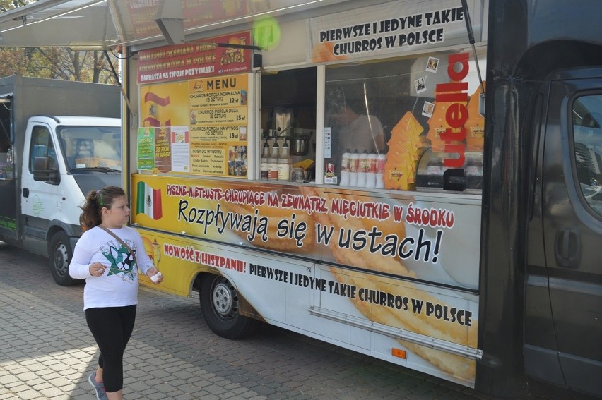 Węgierskie langosze, hiszpańskie churros i azjatyckie przysmaki. Wielki zlot food trucków w Stalowej Woli (ZDJĘCIA)