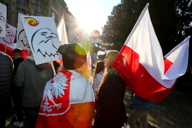 Dziś 11 listopada, obchodzimy Święto Niepodległości. We Wrocławiu odbędzie się wiele wydarzeń. Radosna parada , bieg i wieczorny marsz spowodują spore utrudnienia w ruchu. Sprawdźcie, co będzie się działo dziś we Wrocławiu – w jakich godzinach i na jakich ulicach będą utrudnienia