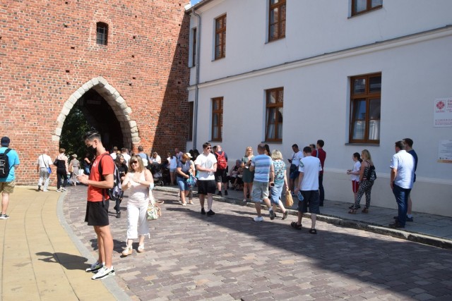 Tysiące turyst&oacute;w ze wszystkich region&oacute;w Polski i wielu kraj&oacute;w Europy spotkać można było w piątek, 21 sierpnia na sandomierskiej star&oacute;wce. Mimo upalnej pogody zwiedzali najpiękniejsze zabytki kr&oacute;lewskiego grodu.&lt;script async defer class=&quot;XlinkEmbedScript&quot;  data-width=&quot;640&quot; data-height=&quot;360&quot; data-url=&quot;//get.x-link.pl/4d8d70a5-99fc-9d7b-8c1e-f4ba448c5668,f4308d43-ae21-4c13-aea2-eb140dece493,embed.html&quot; type=&quot;application/javascript&quot; src=&quot;//prodxnews1blob.blob.core.windows.net/cdn/js/xlink-i.js?v1&quot; &gt;&lt;/script&gt;Brama Opatowska, Podziemna Trasa Turystyczna i Muzeum Ojca Mateusza przeżywały w piątek najazd turyst&oacute;w. Rynek w Sandomierzu tętnił życiem, a restauracje i ogr&oacute;dki kawiarniane wypełnione były do ostatniego miejsca. Wszystkie elektryczne autobusy, obwożące po sandomierskich szlakach miały komplet pasażer&oacute;w. Jeszcze większy ruch spodziewany jest w Sandomierzu podczas nadchodzącego gorącego weekendu.ZOBACZ ZDJĘCIA NA KOLEJNYCH SLAJDACH&gt;&gt;&gt;