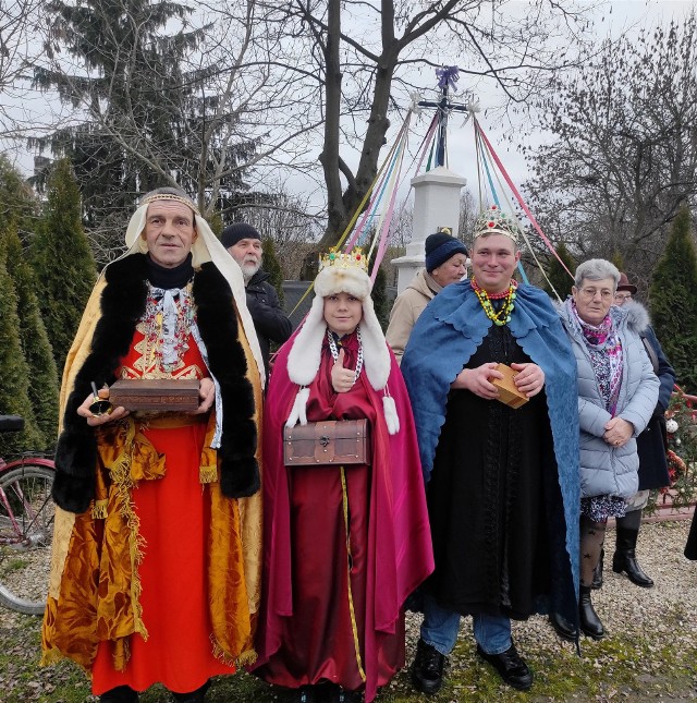 W sołectwie Ostrołęka w gminie Samborzec bardzo  uroczyście obchodzono  święto Trzech Króli. W świętowanie włączyli się  mieszkańcy, wielu gości i przedstawiciele gminy Samborzec.