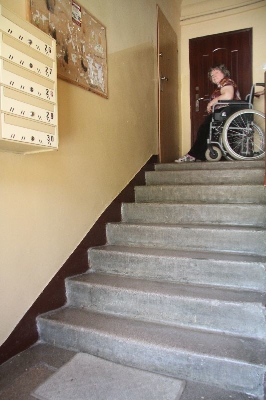 Pani Lidia, żeby wyjść z domu musi prosić o pomoc wolontariuszy lub pogotowie. Sama na wózku nie pokona siedmiu schodów.