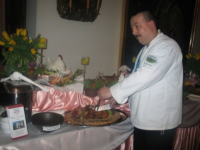 Michał Przybylski, szef kuchni Hotelu Pałac Kawalera &#8211; Świerklaniec kroi pieczoną kaczkę, jedno z popisowych dań przygotowanych na baranowski festiwal.