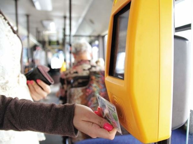 Wsiadając do autobusu podróżni muszą za każdym razem dotknąć kartą do specjalnego czytnika