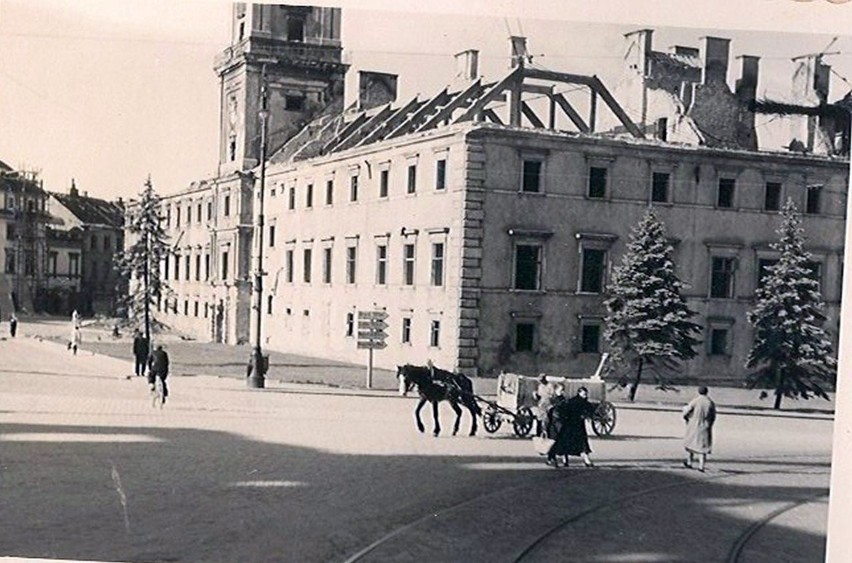 Zamek Królewski ze spalonym dachem po bombardowaniu. W 1944...