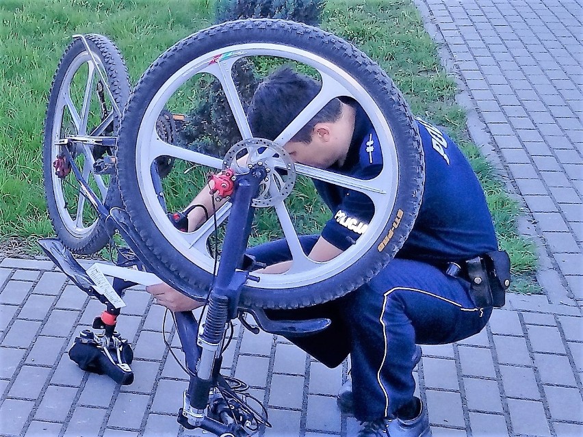 W Piotrkowie Kuj. policjanci  znakowali rowery. Oznakuj swój, taki trudniej ukraść