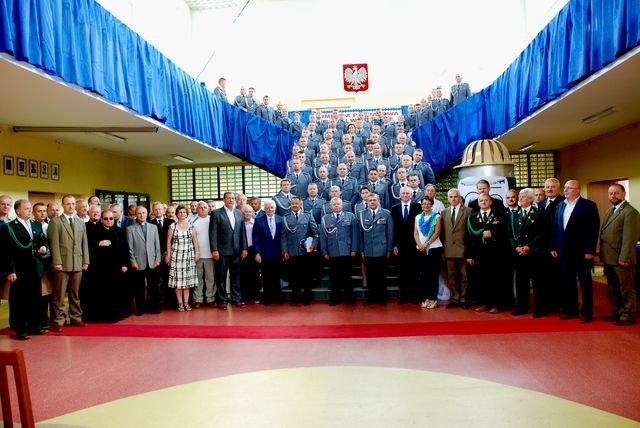 W Bytowie odbyły się powiatowe obchody święta policji. W bytowskim garnizonie awanse na wyższe stopnie otrzymało 64 policjantów. 