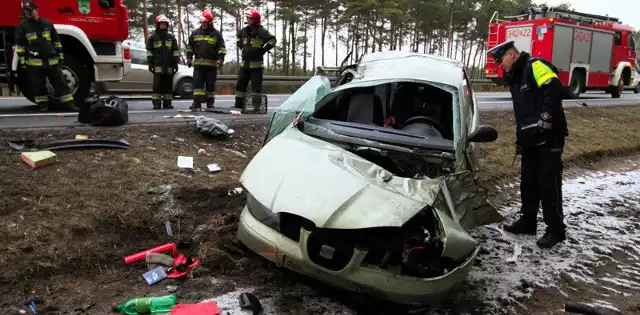 Seat wyleciał z drogi i uderzył w drzewa