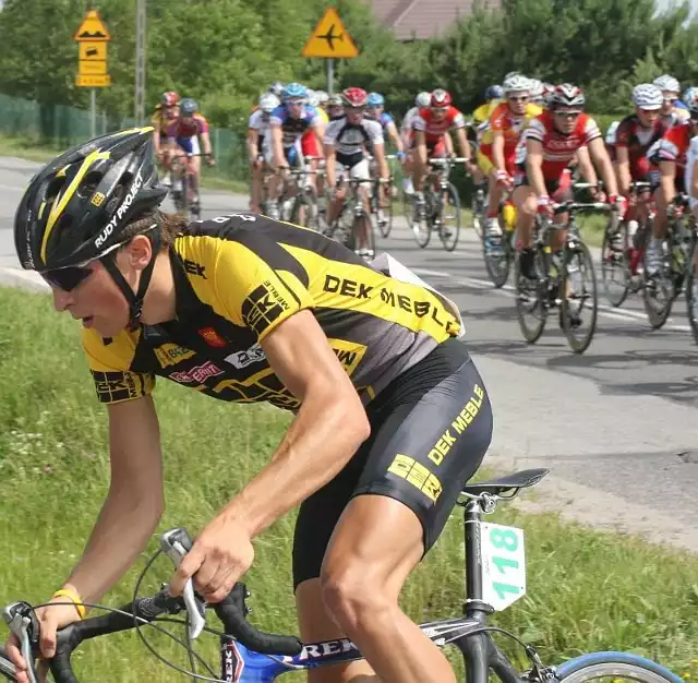Maciej Dombrowski z DEK Meble Cyclo Korony Kielce jechał dobrze, ale ze względu na defekt roweru musiał wycofać się z wyścigu cztery rundy przed końcem. (Fot. Sławomir Stachura)