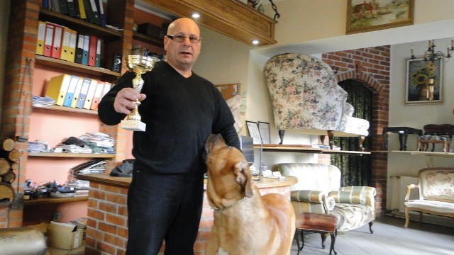 - To jeden z wielu pucharów, jaki zdobył Bushi. Tytuł Champion Węgier pies wywalczył na wystawie 20 października &#8211; mówi Wojciech Nowakowski, właściciel psa.