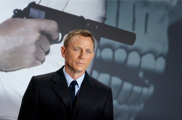 Aktor Daniel Craig pozuje fotografom podczas premiery filmu o przygodach Jamesa Bonda "Spectre" w Berlinie (28.10.2015, Niemcy).