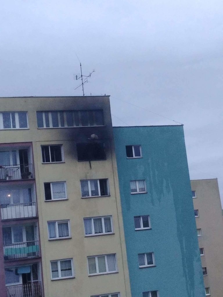 Pożar w Knurowie w mieszkaniu na 10. piętrze w bloku w...