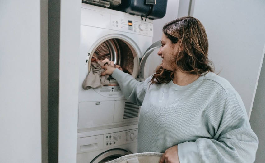 Domowy płyn do prania to tanie i ekologiczne rozwiązanie. Zobacz, jak możesz zaoszczędzić pieniądze? Przepisy na środki czystości DYI