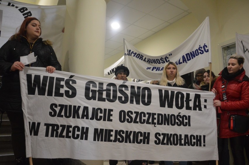 W Miastku protestowali rodzice gminnych szkół (12.02.2020) Domagają się, by ich szkoły działały w pełnym wymiarze