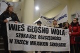 W Miastku protestowali rodzice gminnych szkół (12.02.2020) Domagają się, by ich szkoły działały w pełnym wymiarze