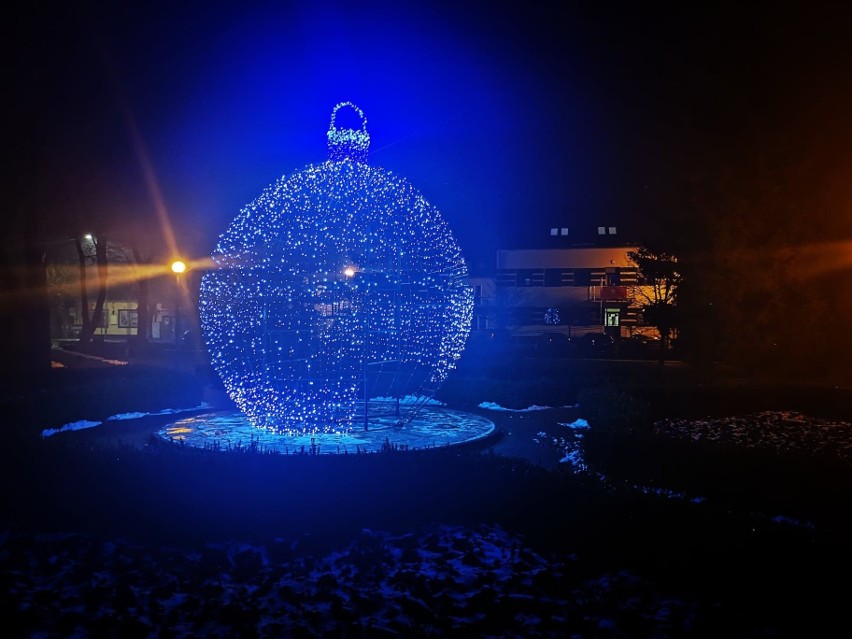 Centrum Opatowca zajaśniało bożonarodzeniowym blaskiem. Hitem tegorocznej iluminacji jest pięciometrowa bombka. Po zmroku wygląda cudnie 