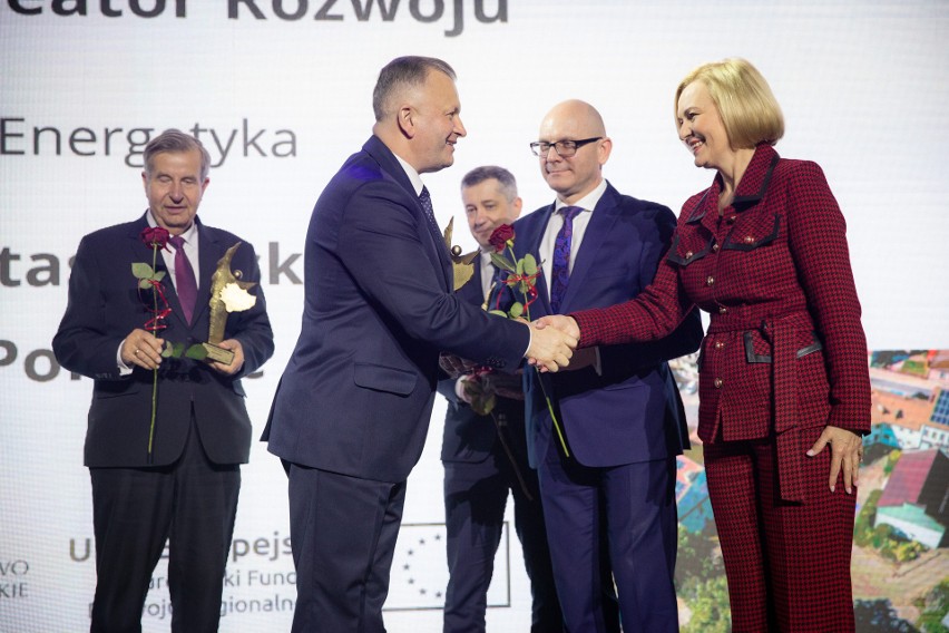 Nagrodę od wicemarszałek Renaty Janik odebrał burmistrz...