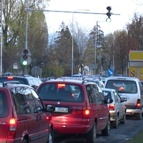 Przejazd z ronda Solidarności do cmentarza zajmował  kierowcom kilkanaście minut.