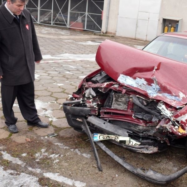 Przód auta, którym jechał kierowca z pasażerką, został zmiażdżony