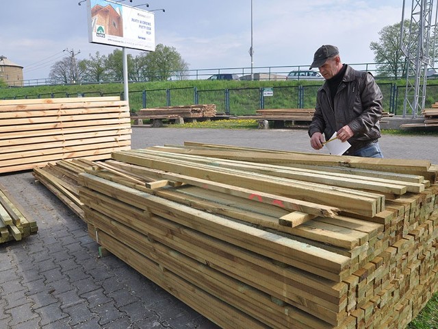 KPPD zamyka skład fabryczny Andrzej Sobczak mierzy listwy drewniane w składzie KPPD. – Tu można zawsze dostać to, co każdy majsterkowicz i "złota rączka” potrzebuje – mówi.