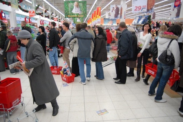 Każdy długi weekend i okres przedświąteczny to czas potężnego napięcia w sklepach. Polacy lekko wariują, robią zakupy jakby spodziewali się wojny.