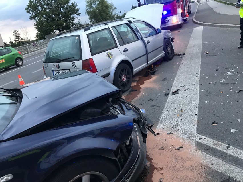 Do zderzenia dwóch samochodów osobowych doszło o godz. 18.34...