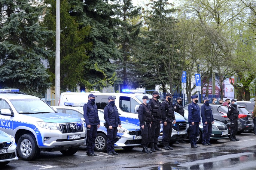 Funkcjonariusze w Toruniu oddają hołd zastrzelonemu...