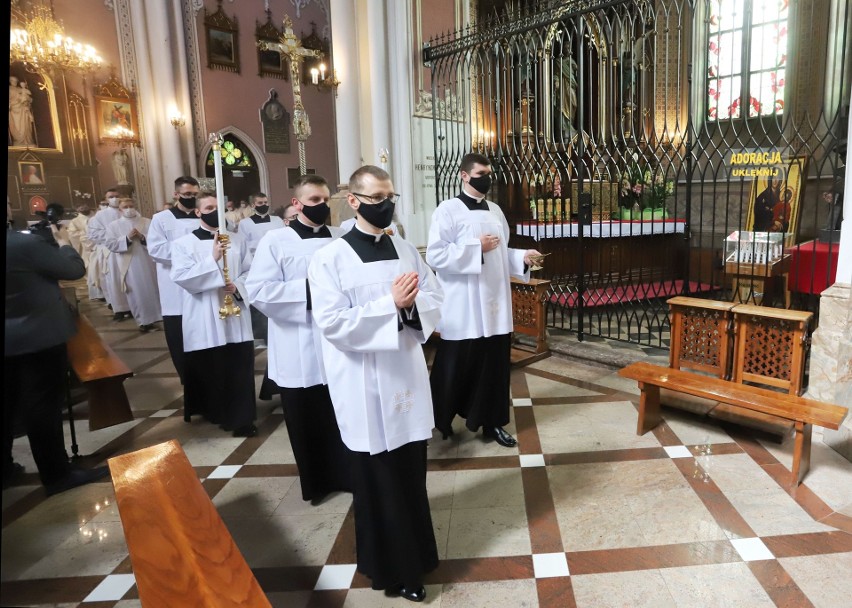 Mszę świętą, która rozpoczęła się o godzinie 10.00,...